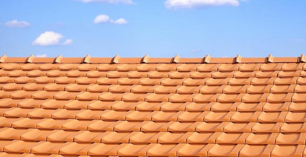 Trwałość i estetyka: Kluczowe cechy pokryć dachowych