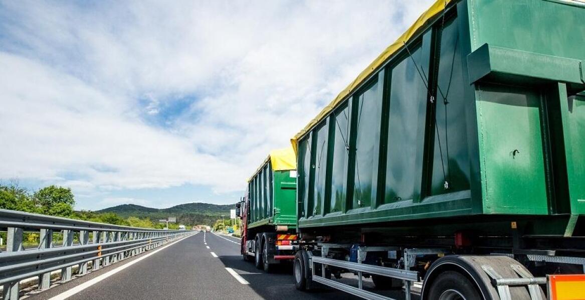 Kluczowe zalety przyczep skorupowych w transporcie materiałów sypkich
