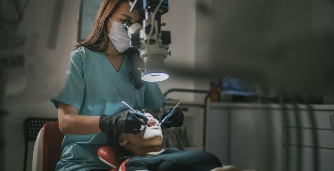 Zalety endodoncji mikroskopowej oferowanej przez klinikę stomatologiczną w Lublinie