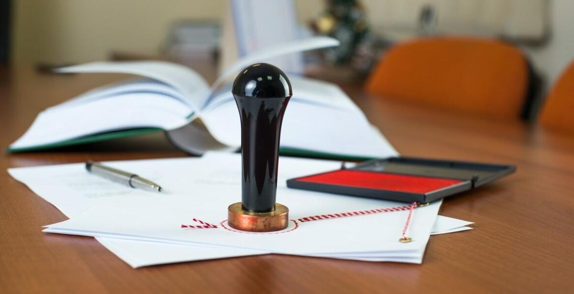 Jakie aspekty prawne uwzględniają poświadczenia rodzajowe w umowach?