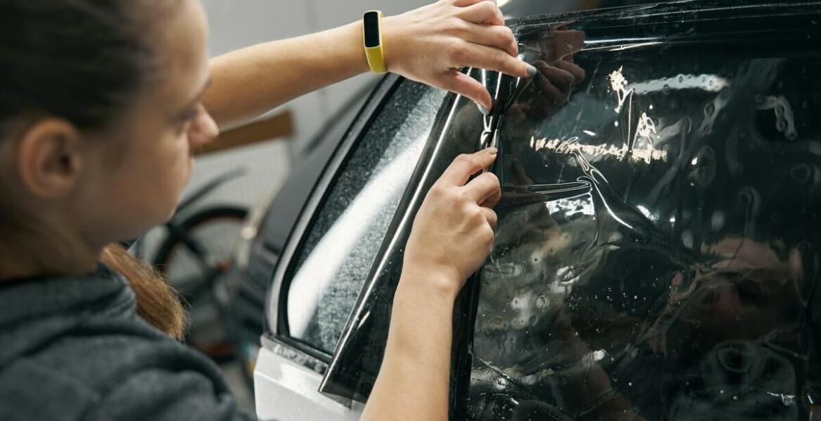 Jakie są możliwości zastosowania folii odblaskowych w reklamie mobilnej?