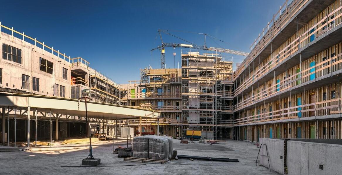 Jak nowoczesne technologie wpływają na szybkość budowy domów energooszczędnych?