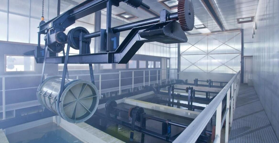 Porównanie metod niklowania – elektrolityczne kontra chemiczne