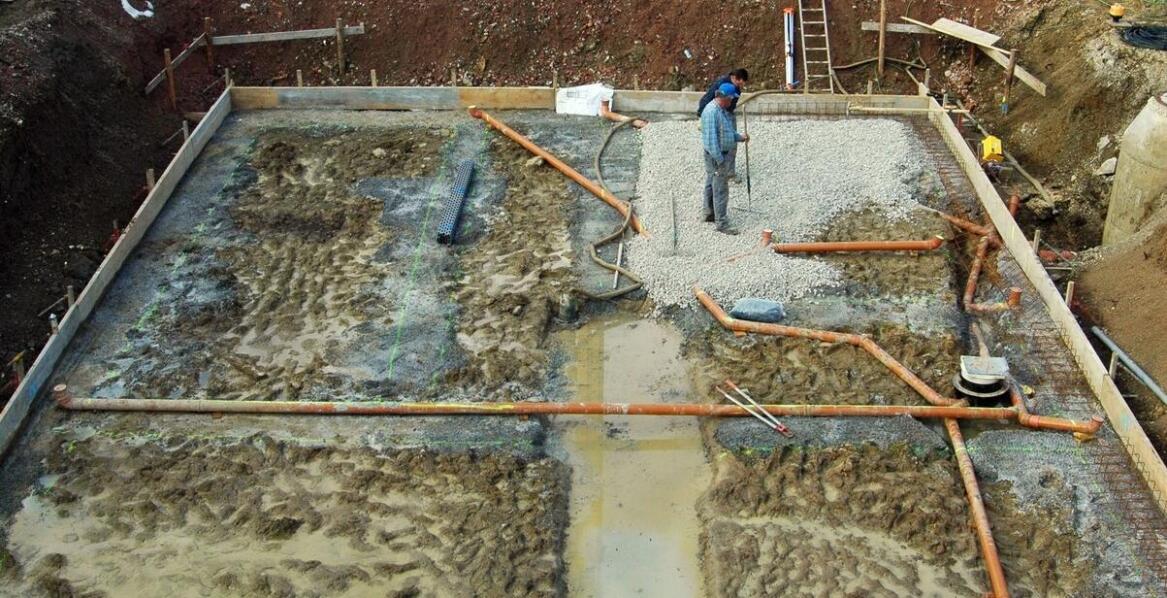 Jak szybkie schnięcie posadzki styrobetonowej wpływa na czas realizacji inwestycji?