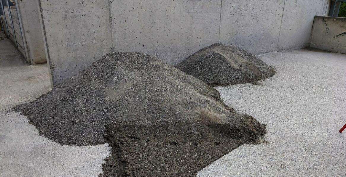 Różnice między piaskiem żyrardowskim a innymi rodzajami piasku na rynku