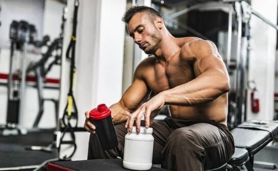 Jakie są najważniejsze właściwości suplementów przedtreningowych dla osób aktywnych fizycznie?