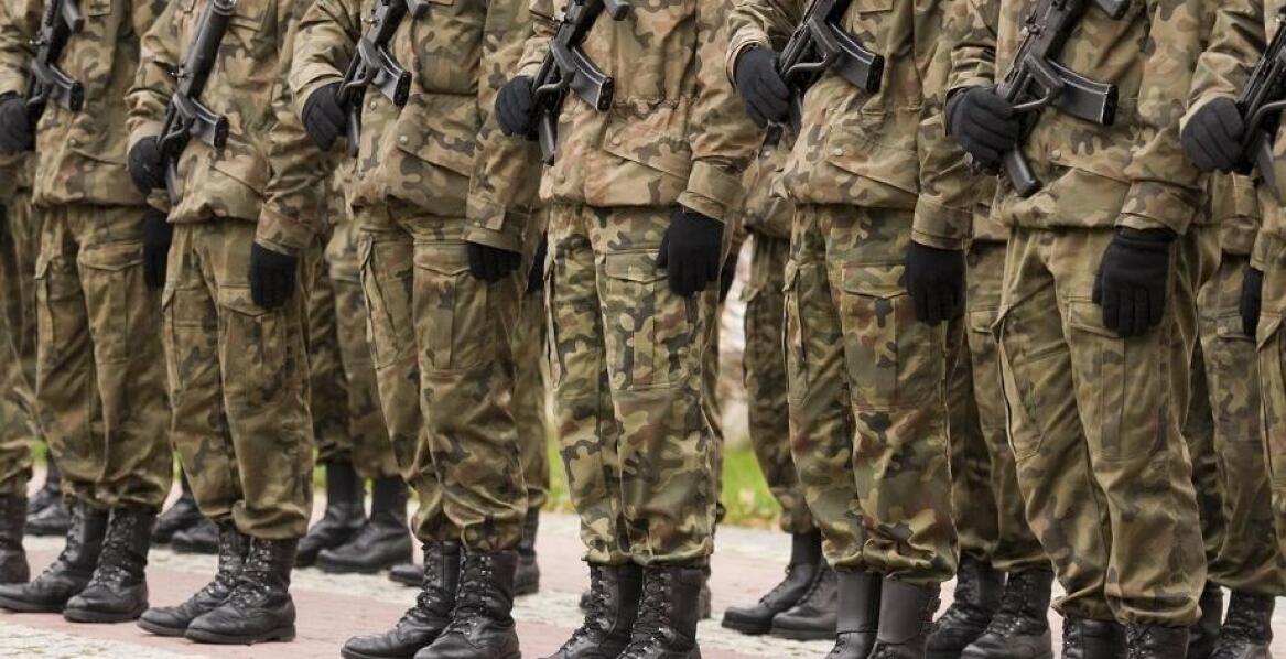 Jak dodatki i akcesoria mogą wzbogacić pełen zestaw umundurowania wojskowego?