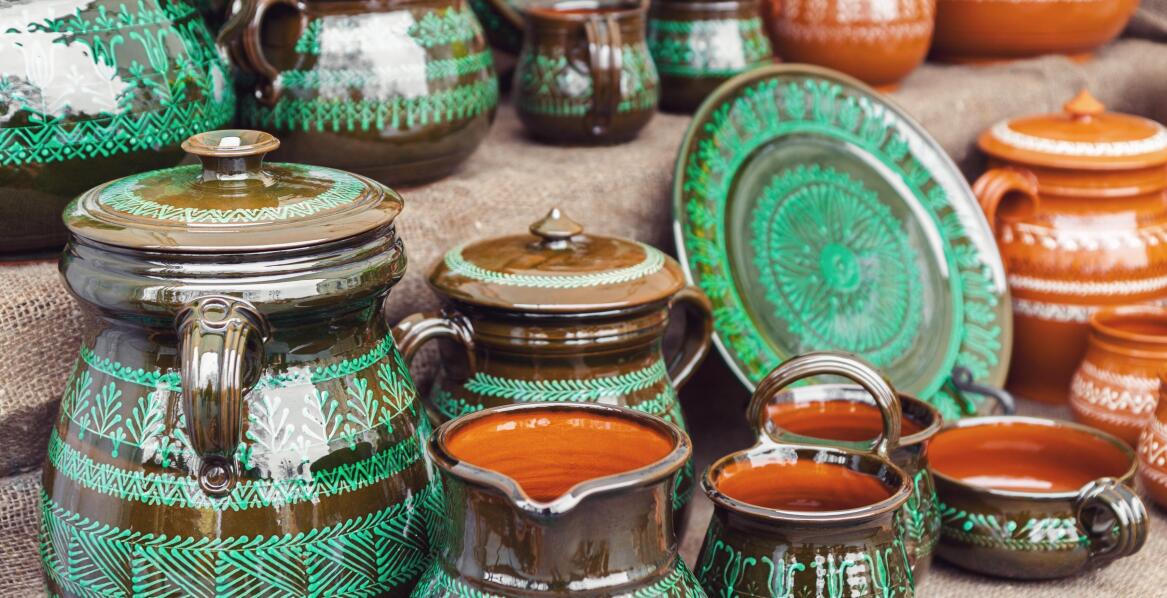 Color scheme of ceramic cookware in table setting