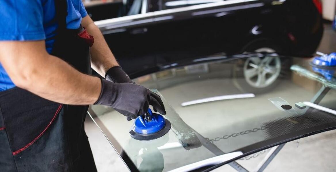 Jak bezgotówkowa wymiana auto szyb z ubezpieczenia wpływa na oszczędność czasu?