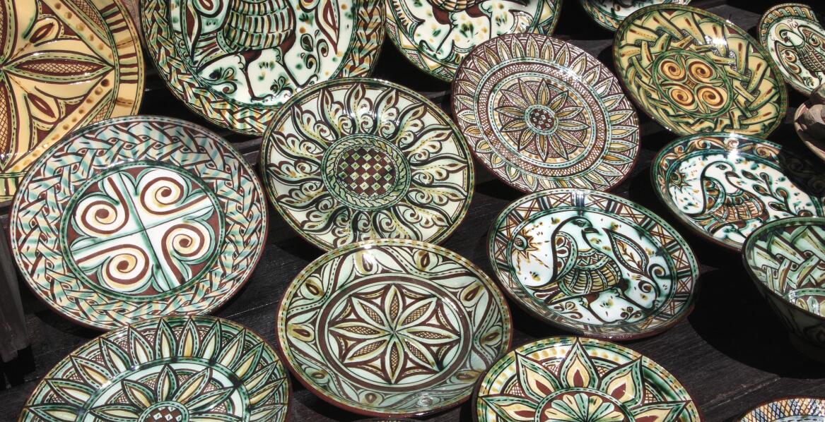 Which patterns dominate on stoneware breakfast plates