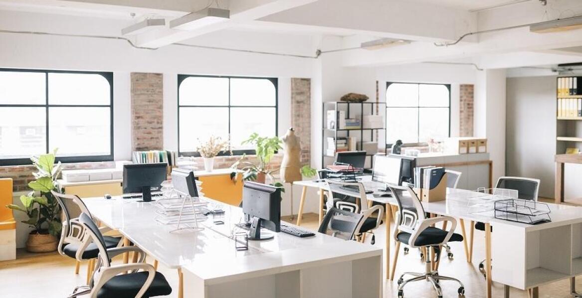 Jak elastyczność w aranżacji biura wspiera rozwój startupów?