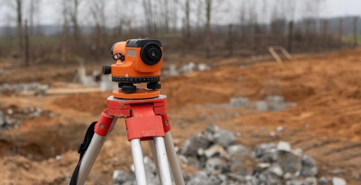 Porównanie niwelatorów optycznych i laserowych – co warto wiedzieć?