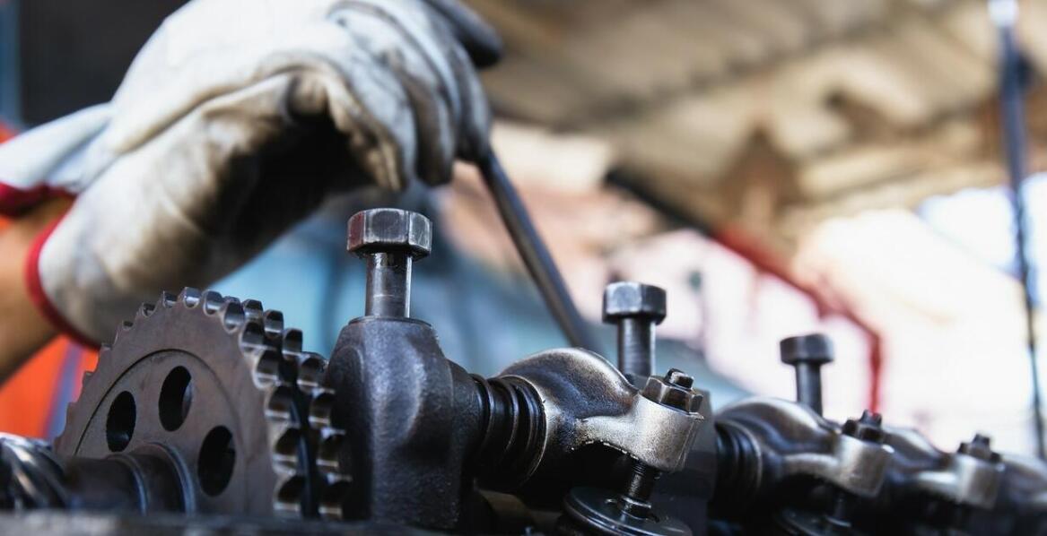 Jakie elementy wpływają na skuteczność naprawy silników trakcyjnych?