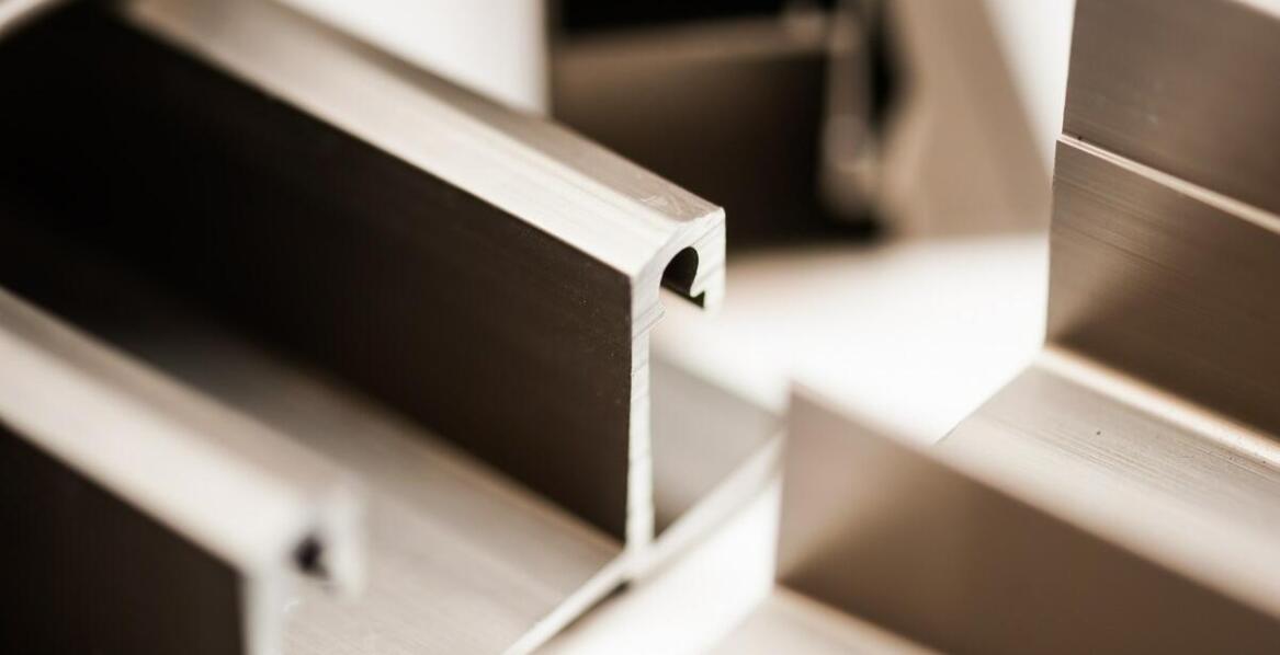 Przykłady zastosowania frezowania CNC w nowoczesnym designie przemysłowym