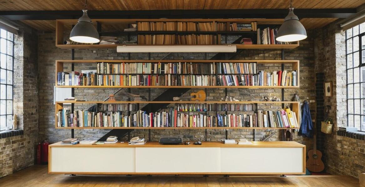 Nowoczesne kolory i wykończenia regałów loftowych na książki