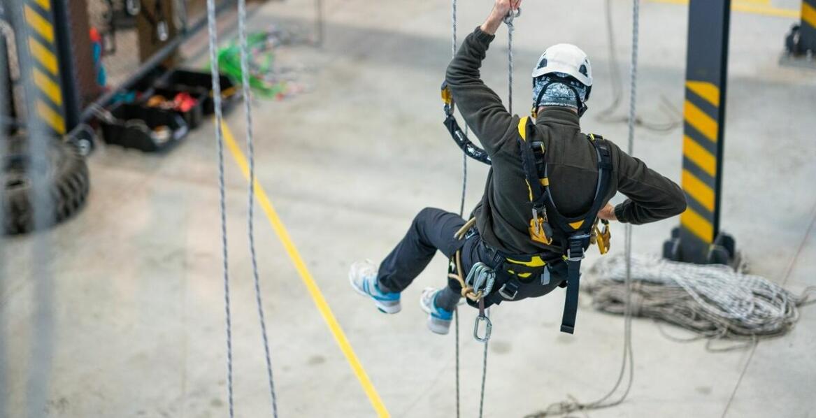 Jakie korzyści przynoszą szkolenia z prac na wysokościach dla pracowników?