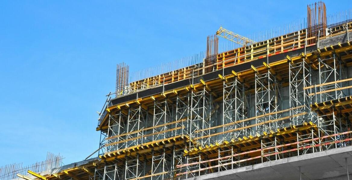 Wynajem rusztowań w kontekście kosztów i efektywności – co warto wiedzieć?