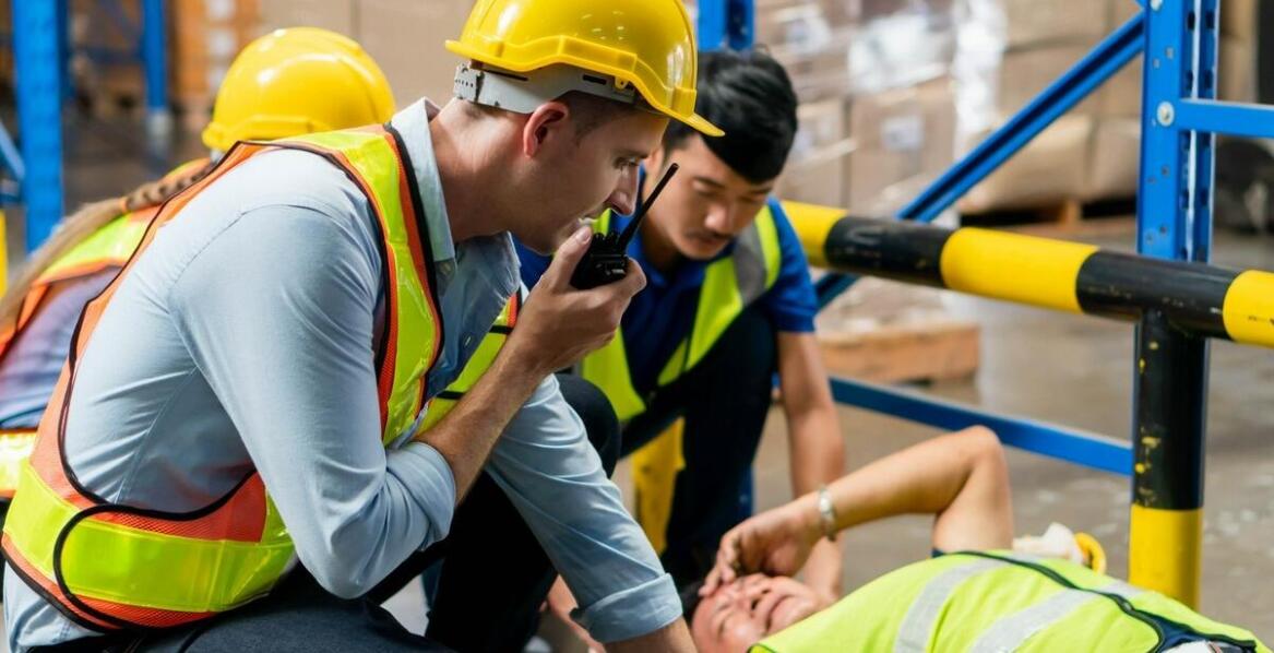 Kluczowe kroki w postępowaniu powypadkowym na miejscu pracy