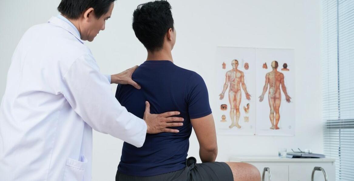 Wpływ terapii manualnej na poprawę postawy i zdrowia kręgosłupa