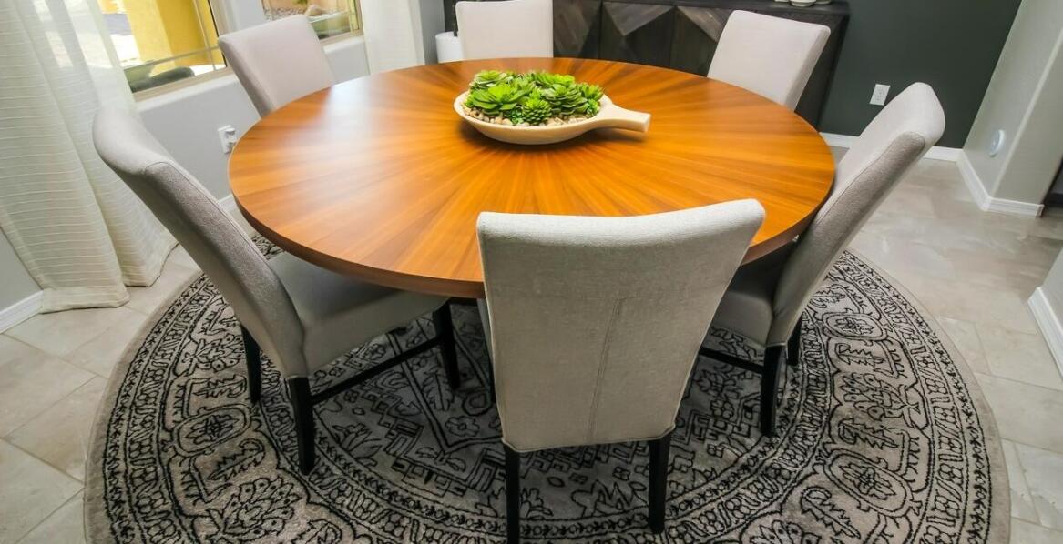 Jak dbać o stół okrągły z metalowymi nogami, aby służył przez lata?