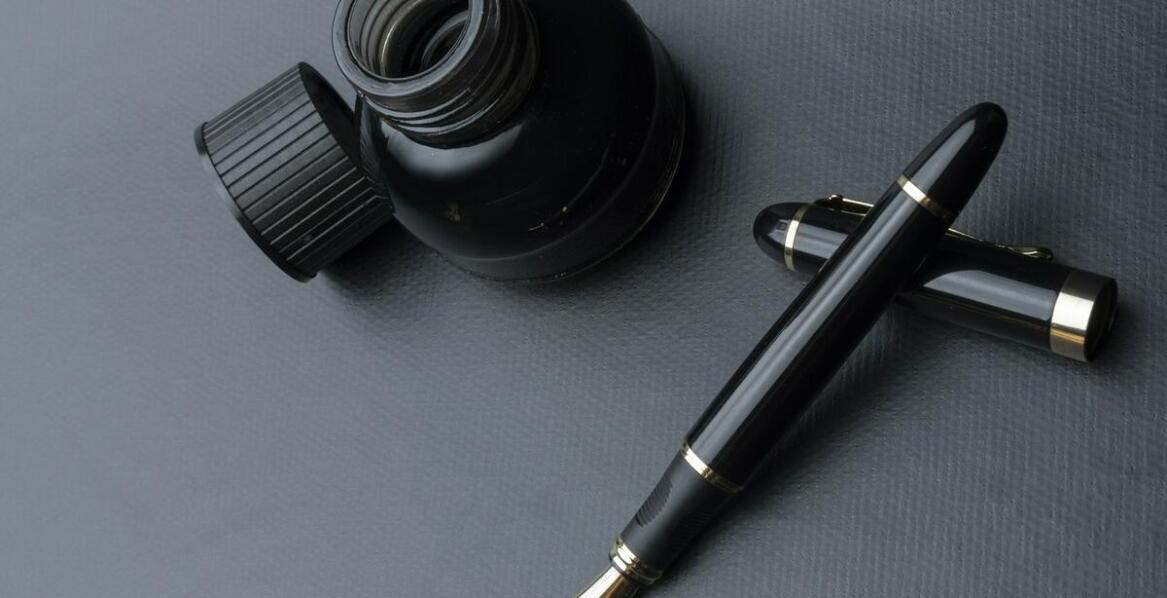 Jakie są najnowsze trendy w projektowaniu piór z bursztynem?