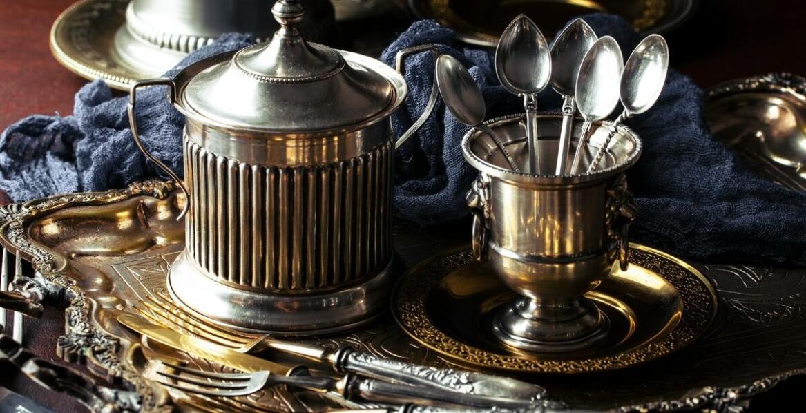 Wycena antyków: jakie aspekty są kluczowe dla kolekcjonerów?