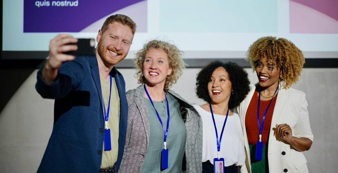 Jak plakietki z imieniem wpływają na budowanie wizerunku firmy?