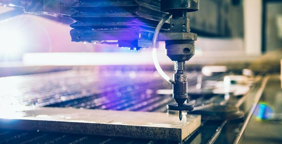 Precyzja i czystość pracy: Zalety cięcia wodą dla przemysłu metalowego