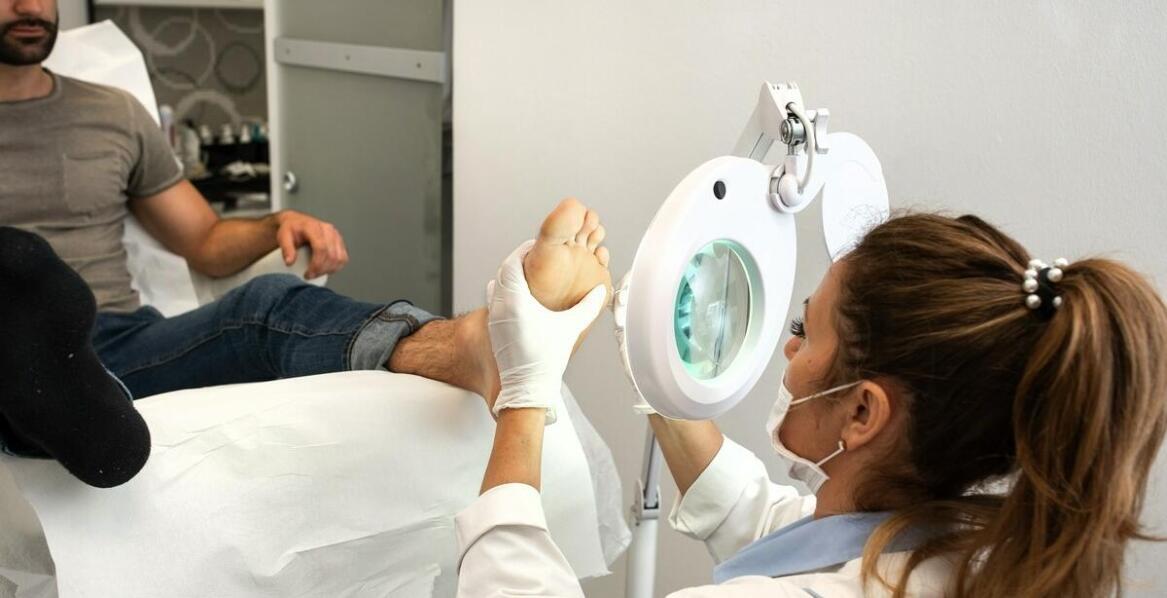 Jakie usługi oferuje podolog w zakresie leczenia zmian wirusowych na stopach?