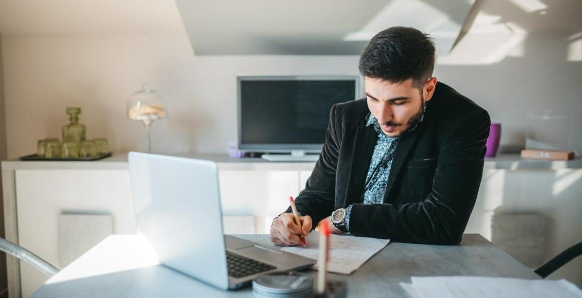 Czym zajmuje się rejent podczas sporządzania umowy darowizny?