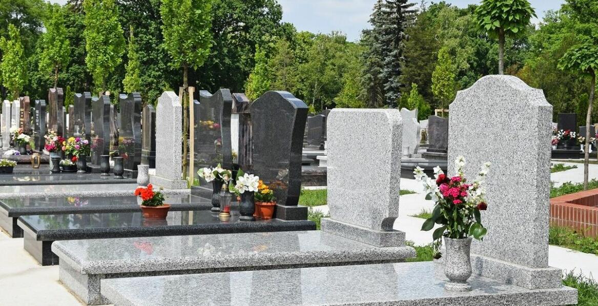 Ciekawe nagrobki – jak oryginalne wzory mogą podkreślić pamięć o zmarłych?