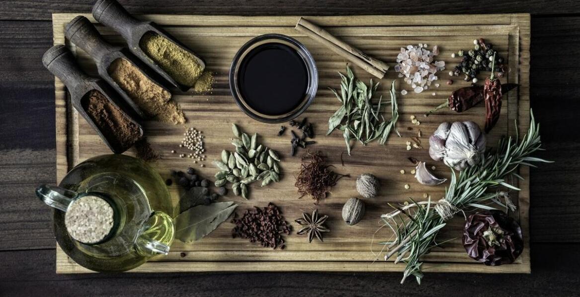 Naturalne przyprawy jako dodatek do herbat czarnych liściastych