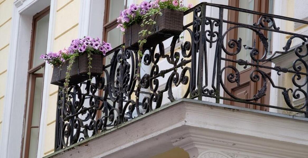 Przewaga skrzynek balkonowych na balustradę nad innymi typami skrzynek