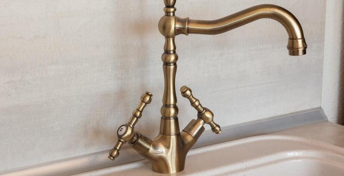 Wybór idealnej baterii wannowej retro do Twojej łazienki