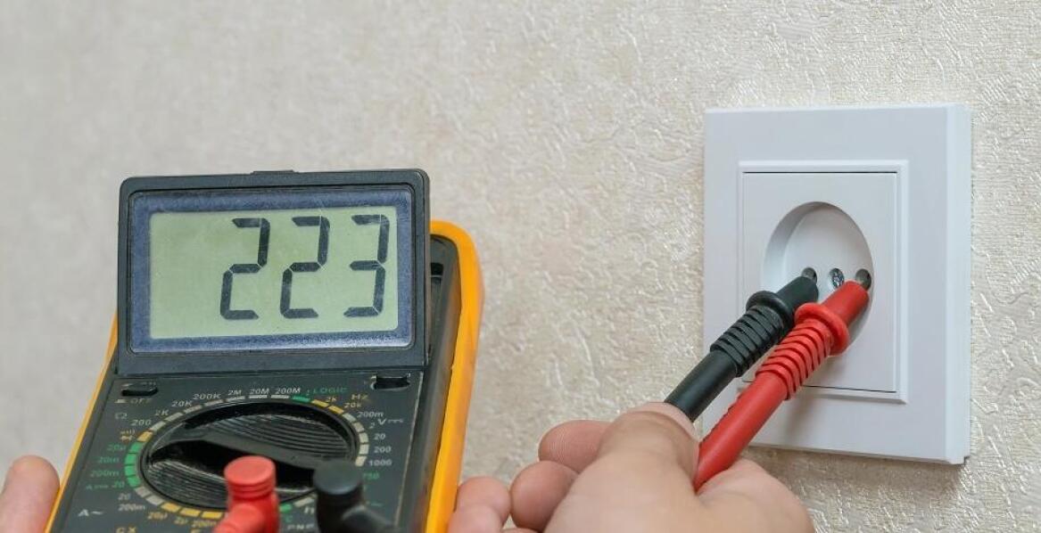 Zastosowanie mierników napięcia w branży remontowej i konserwacyjnej
