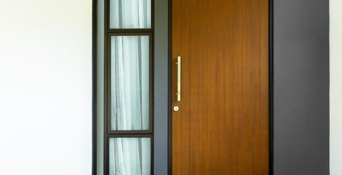 Drzwi zewnętrzne w kolorze czarnym – jakie akcesoria warto dodać?