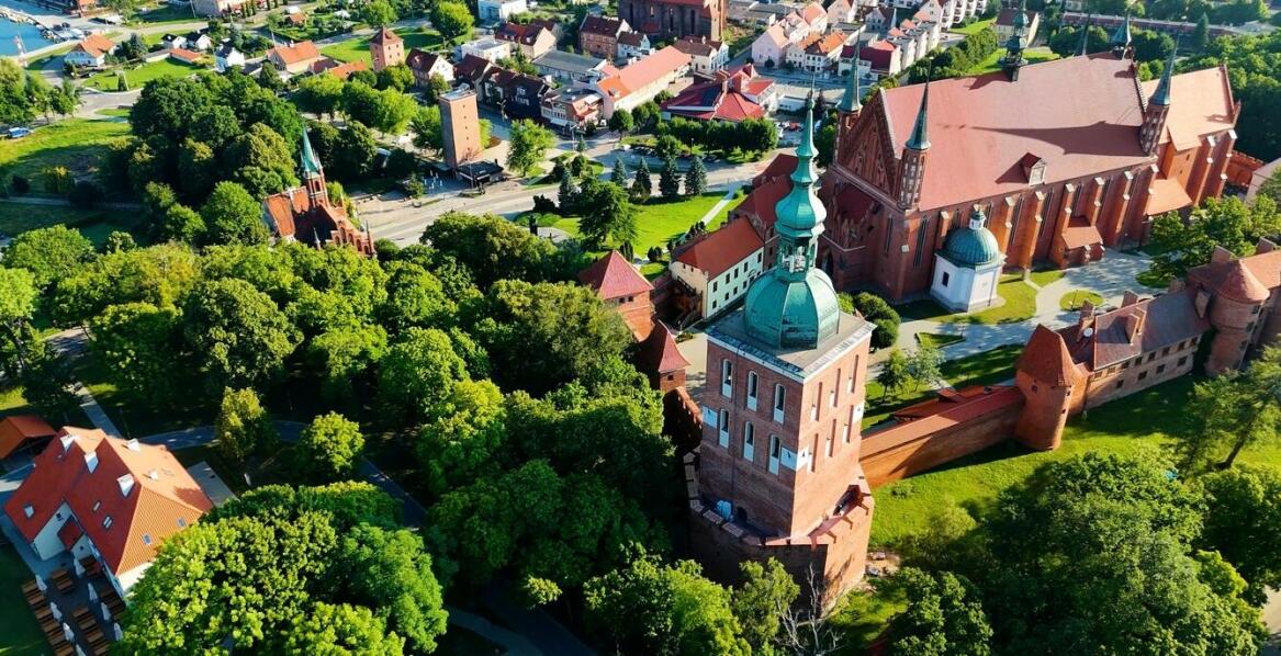 Jak baza polonika wpływa na rozwój turystyki kulturowej związanej z Polską?