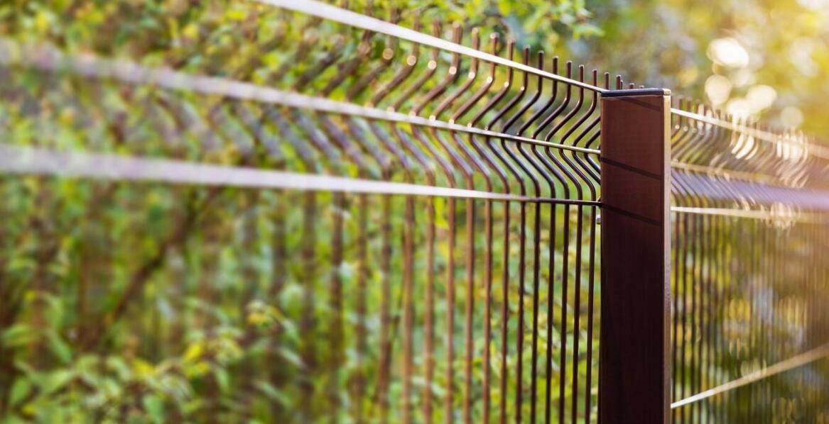 Jak właściwy dobór akcesoriów ogrodzeniowych wpływa na trwałość siatek leśnych?