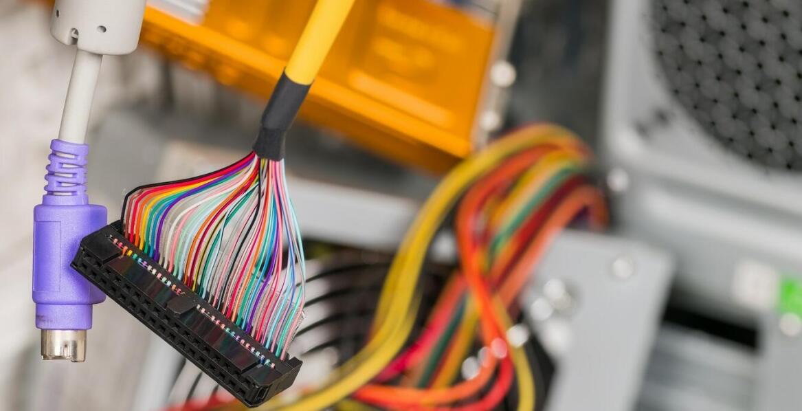 Jakie czynniki wpływają na wybór odpowiednich kabli światłowodowych dla inwestycji?