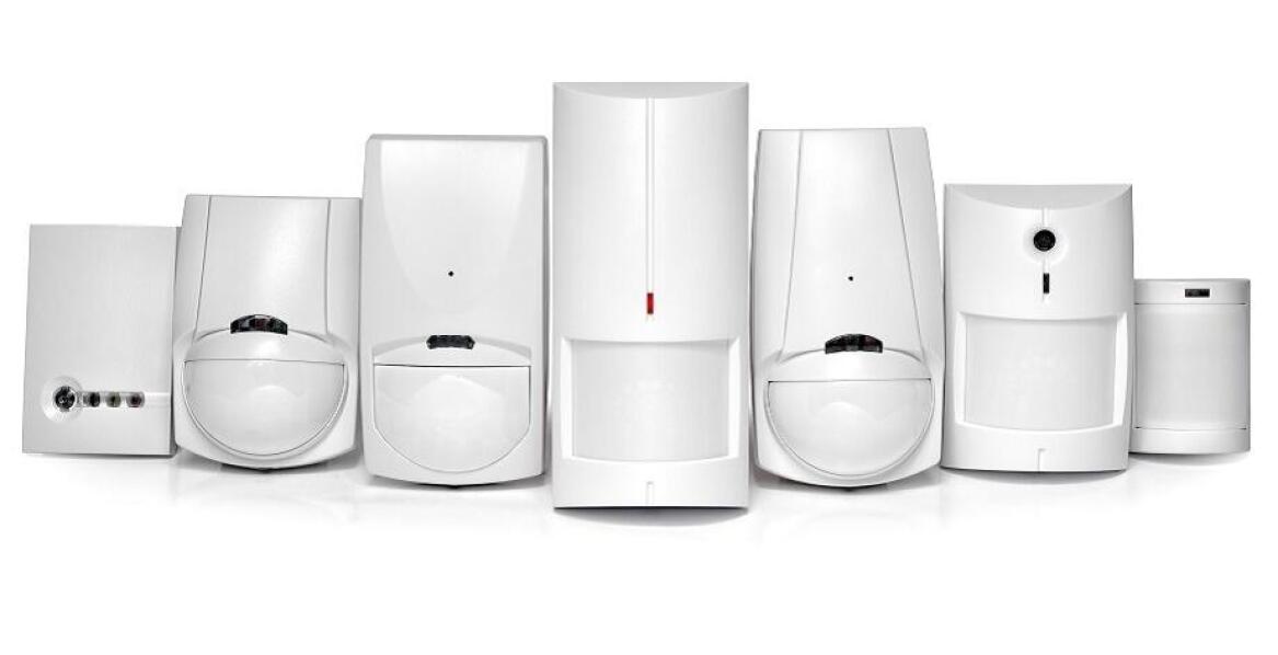 Jak projektant systemów alarmowych wybiera odpowiednie czujki i bariery?