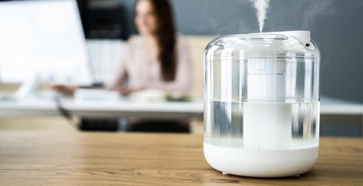 Znaczenie regulacji wilgotności powietrza dla ochrony sprzętu komputerowego w biurach