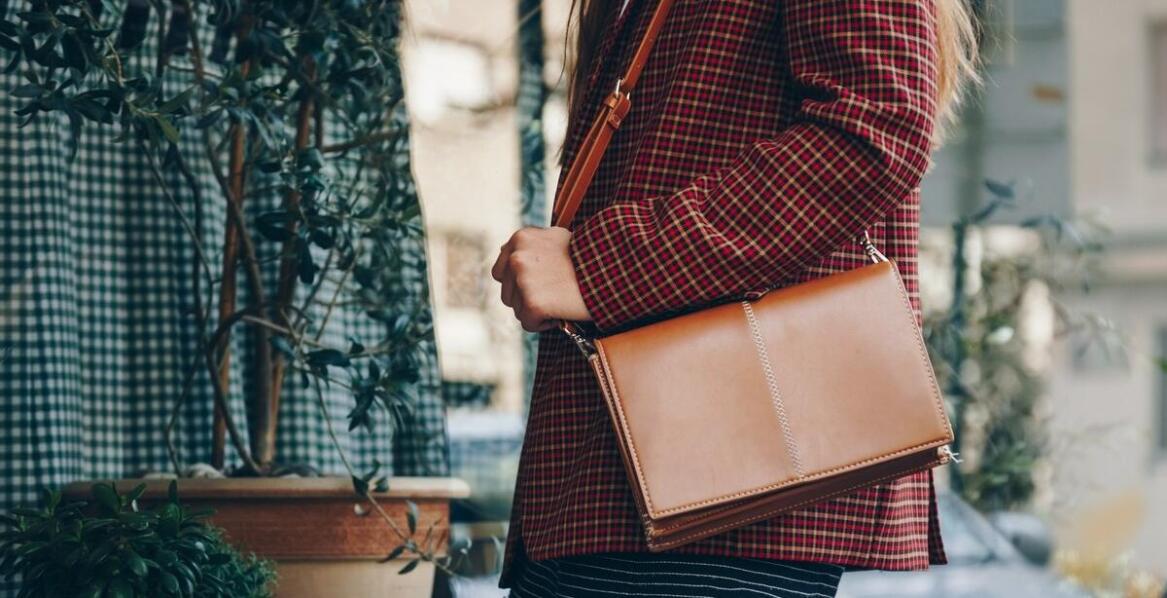 Torebka drewniana w stylizacjach biurowych – jak ją nosić?