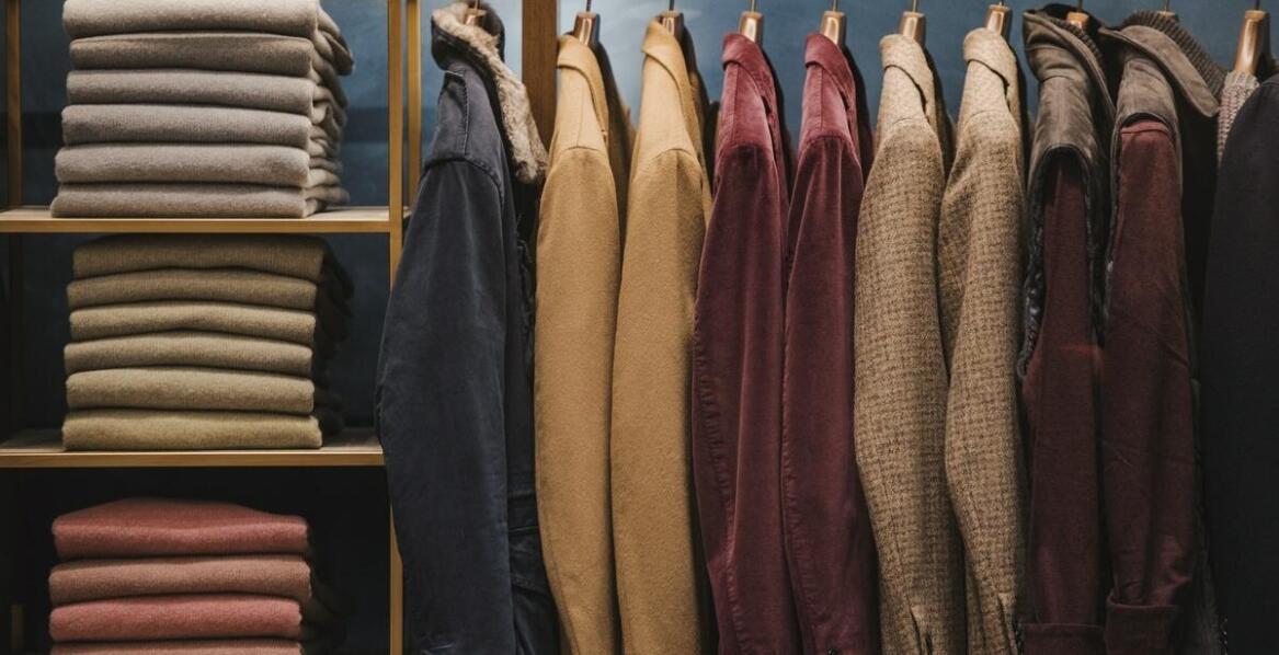 Haft komputerowy w projektach odzieżowych – jak dodać elegancji bluzom?