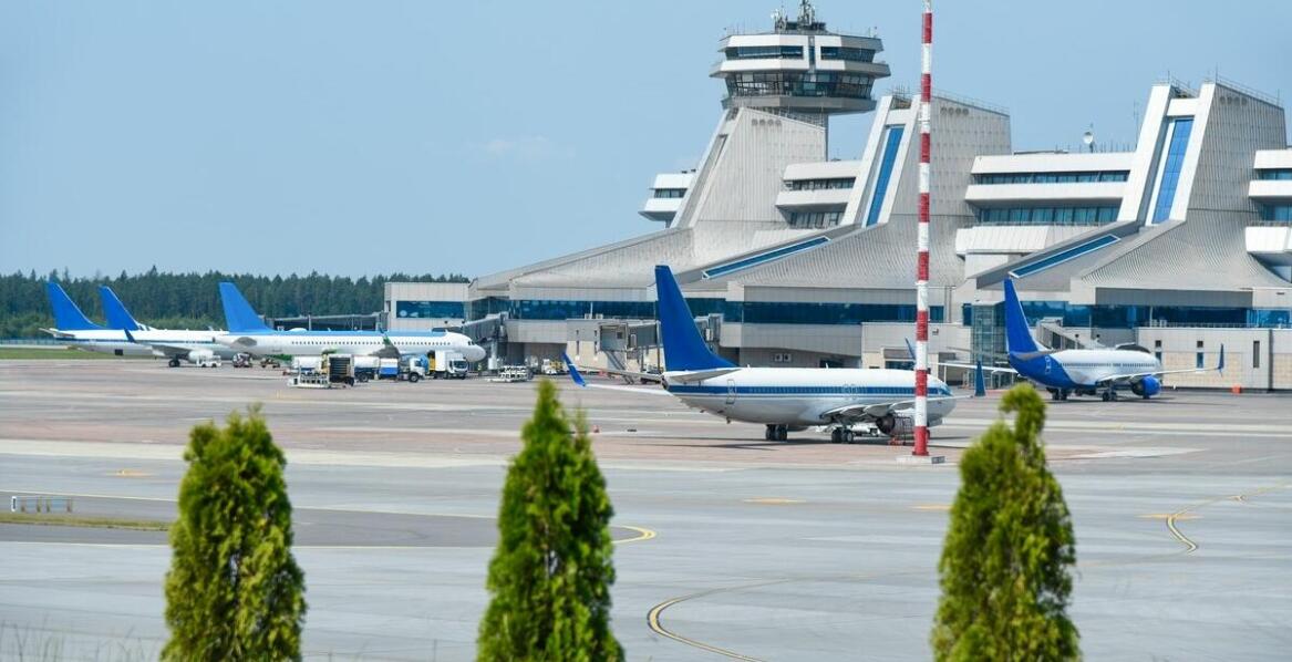 Zrozumienie różnic między lotniskami kontrolowanymi a niekontrolowanymi