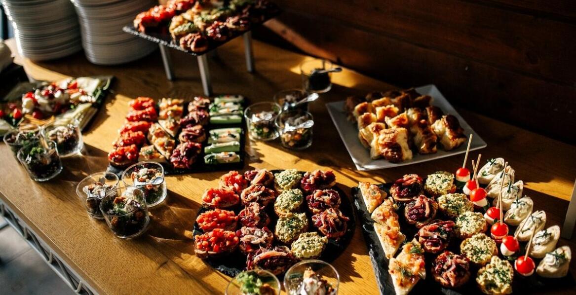 Jakie przystawki sprawdzą się najlepiej na imprezie w Warszawie?