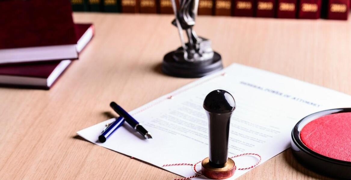 Jakie czynniki wpływają na wybór odpowiedniego rodzaju pieczątki?