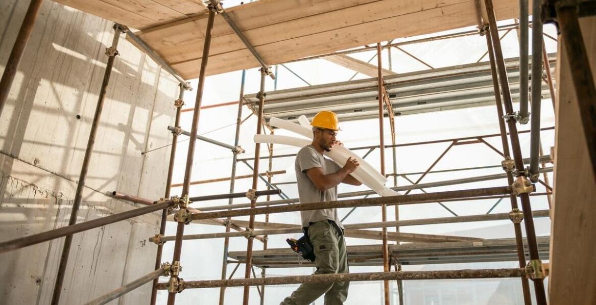 Welche Herausforderungen können beim Fassadenbau in großer Höhe auftreten?