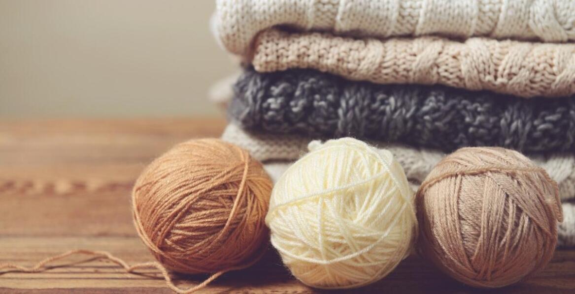 Przewodnik po rodzajach włóczek – jak wybrać idealny materiał na sweter?