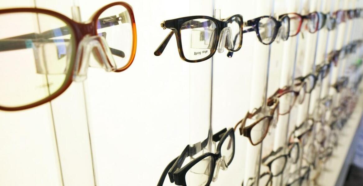 Jakie korzyści oferuje optyk w Rzeszowie dla osób poszukujących nowych oprawek?