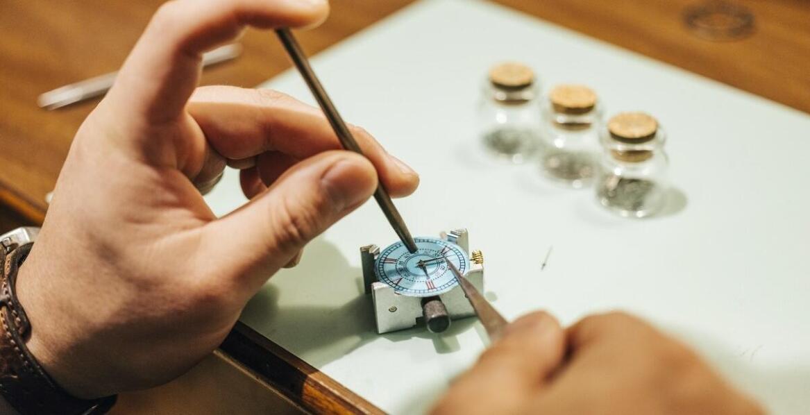 Wpływ renowacji zegarków na ich wartość rynkową